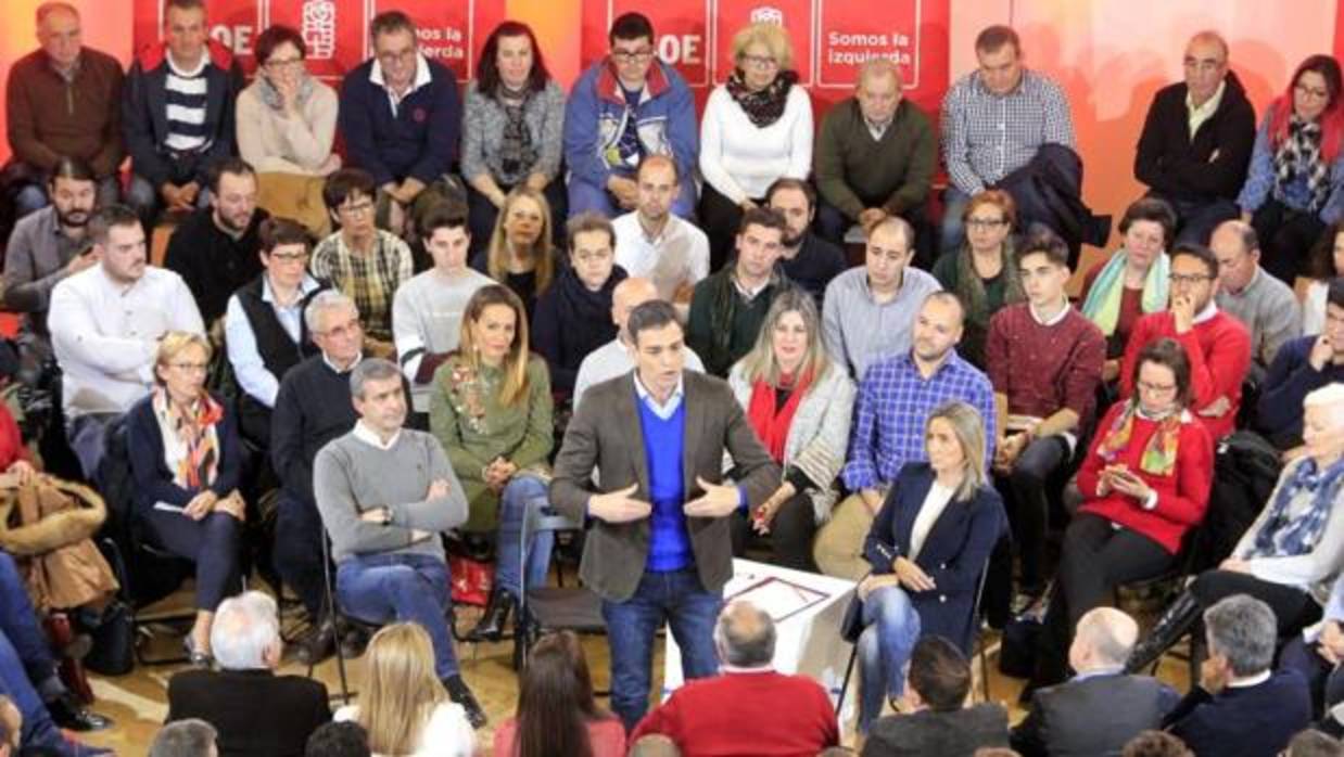 Pedro Sánchez, en el centro, se dirige a los militantes y simpatizantes en el acto que moderó la alcaldesa de Toledo, Milagros Tolón