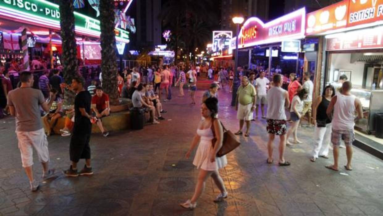 Imagen de archivo de una calle de ocio en Benidorm