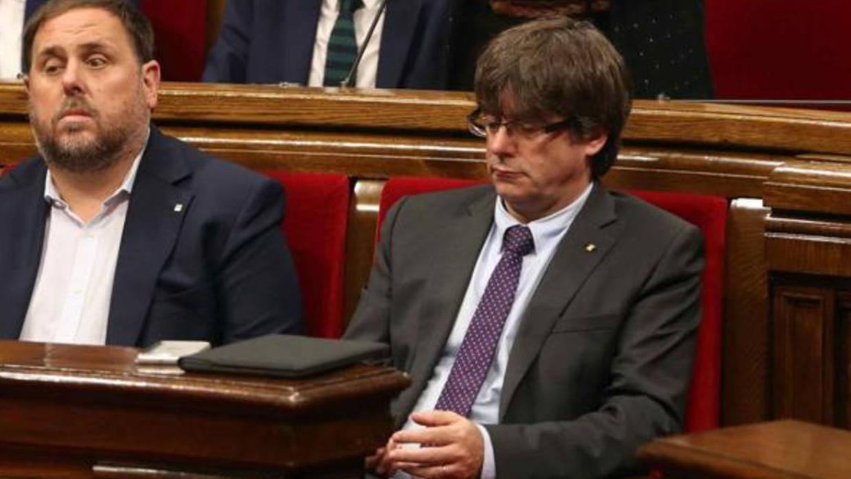 El expresidente Puigdemont y su exvicepresidente Oriol Junqueras en el Parlament