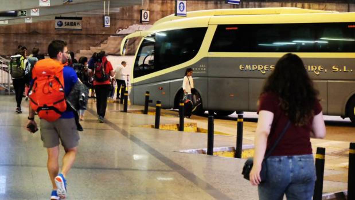 Viajeros en la estación de autobuses de Santiago de Compostela