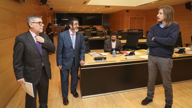 Juan José Pérez Sáez, junto a los procuradores Manuel Mitadiel (Cs) y Pablo Fernánde (Podemos)