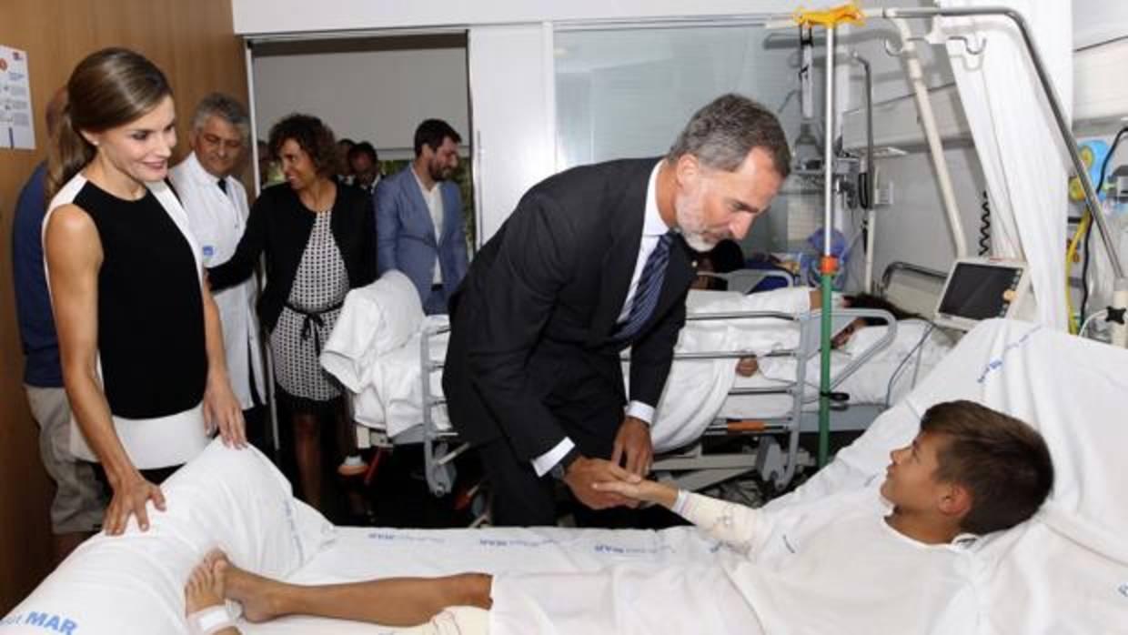 Los Reyes visitan el pasado agosto a un niño herido en los atentados de Barcelona