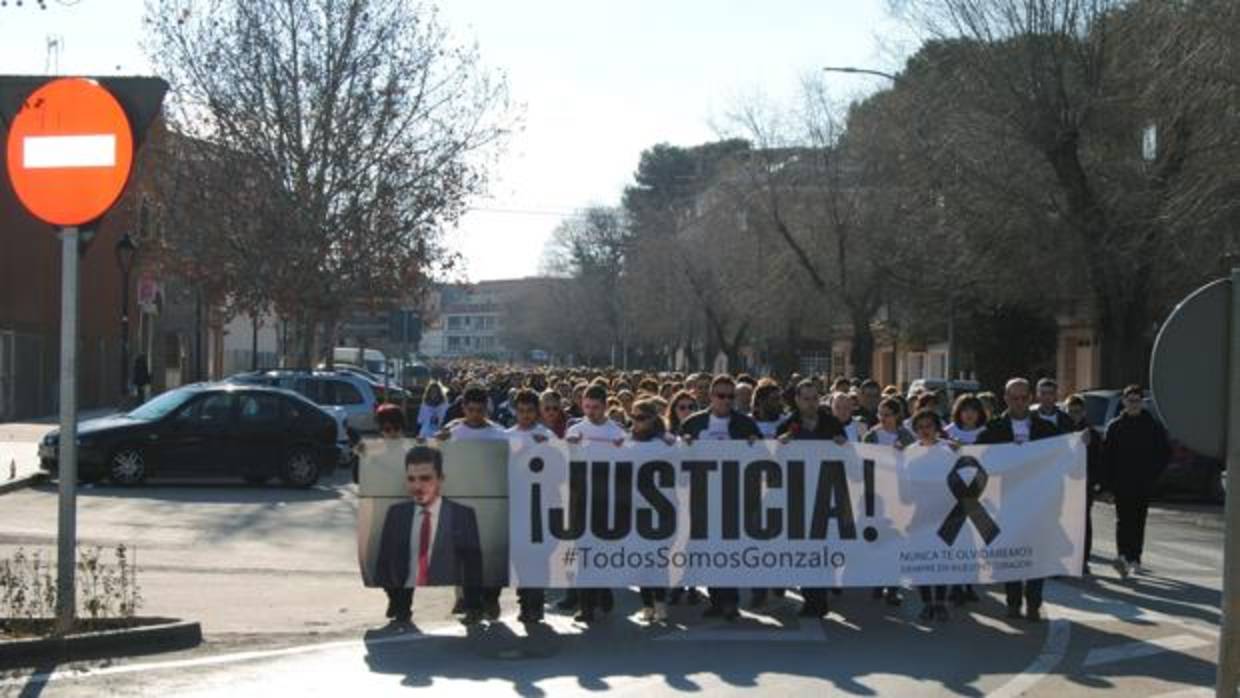 Cabeza de la manifestación que recorrió las calles de Herencia