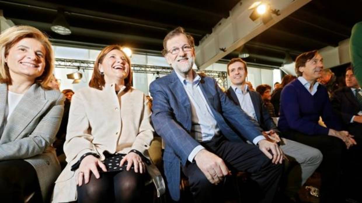 Rajoy, este sábado, junto a la líder del PP valenciano, Isabel Bonig durante un acto de emprendores en Elche