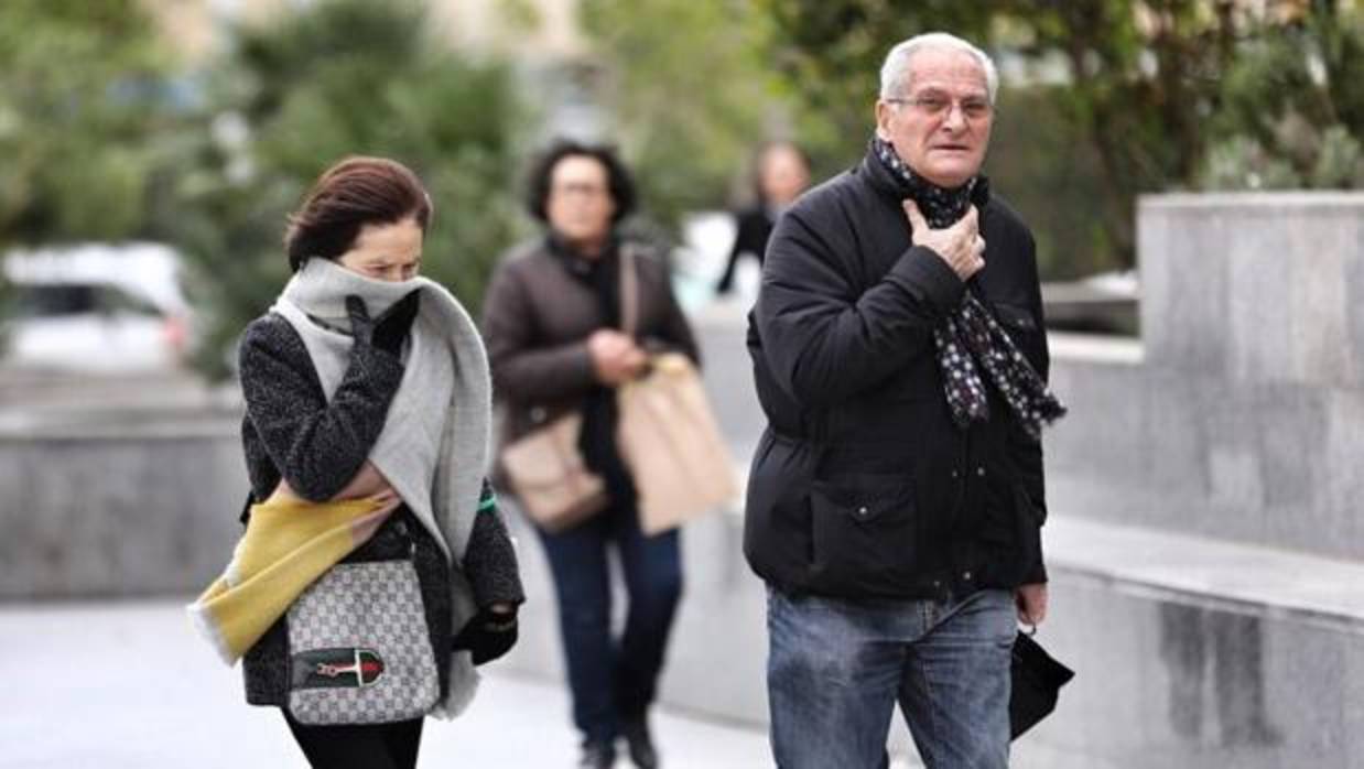 Transeúntes se protegen del frío en Valencia