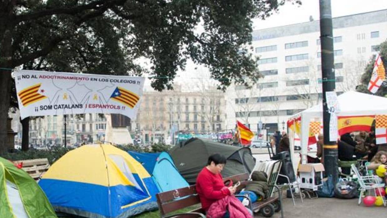 Acampada de Tabarnia en la Plaza Cataluña de Barcelona