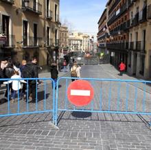 Eliminado el escalón del paso de cebra que da al Arco de la Sangre