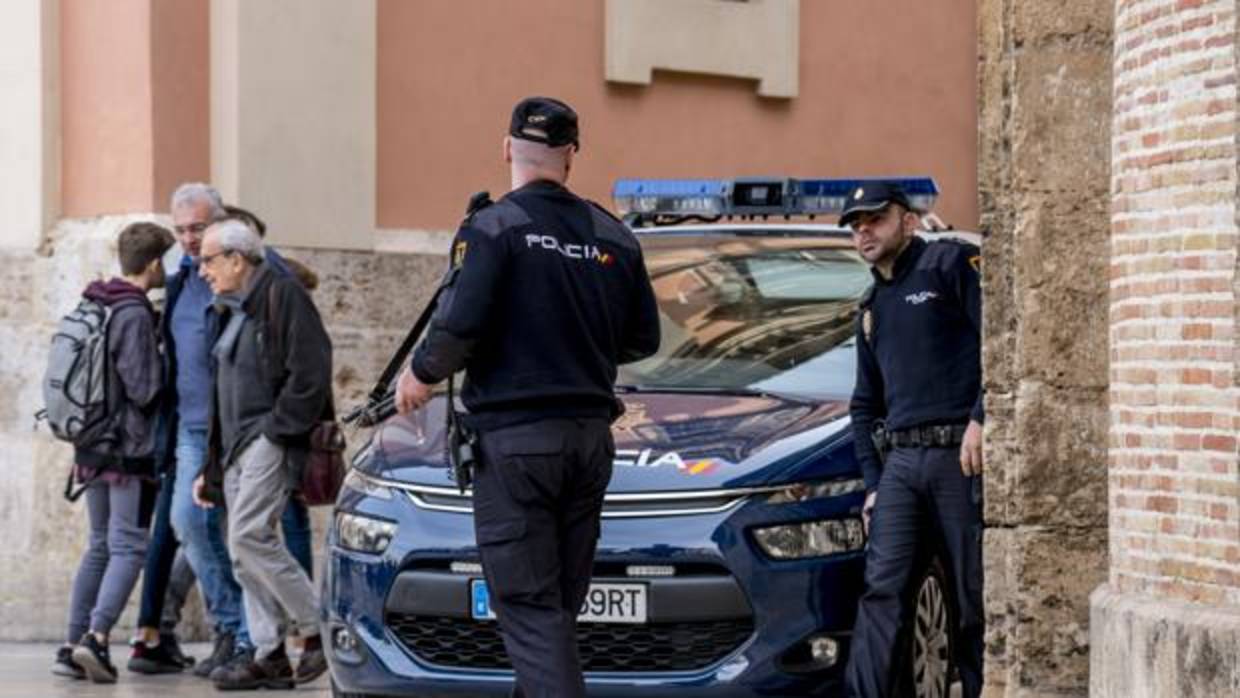 Imagen de archivo de unos agentes de la Policía Nacional en Valencia