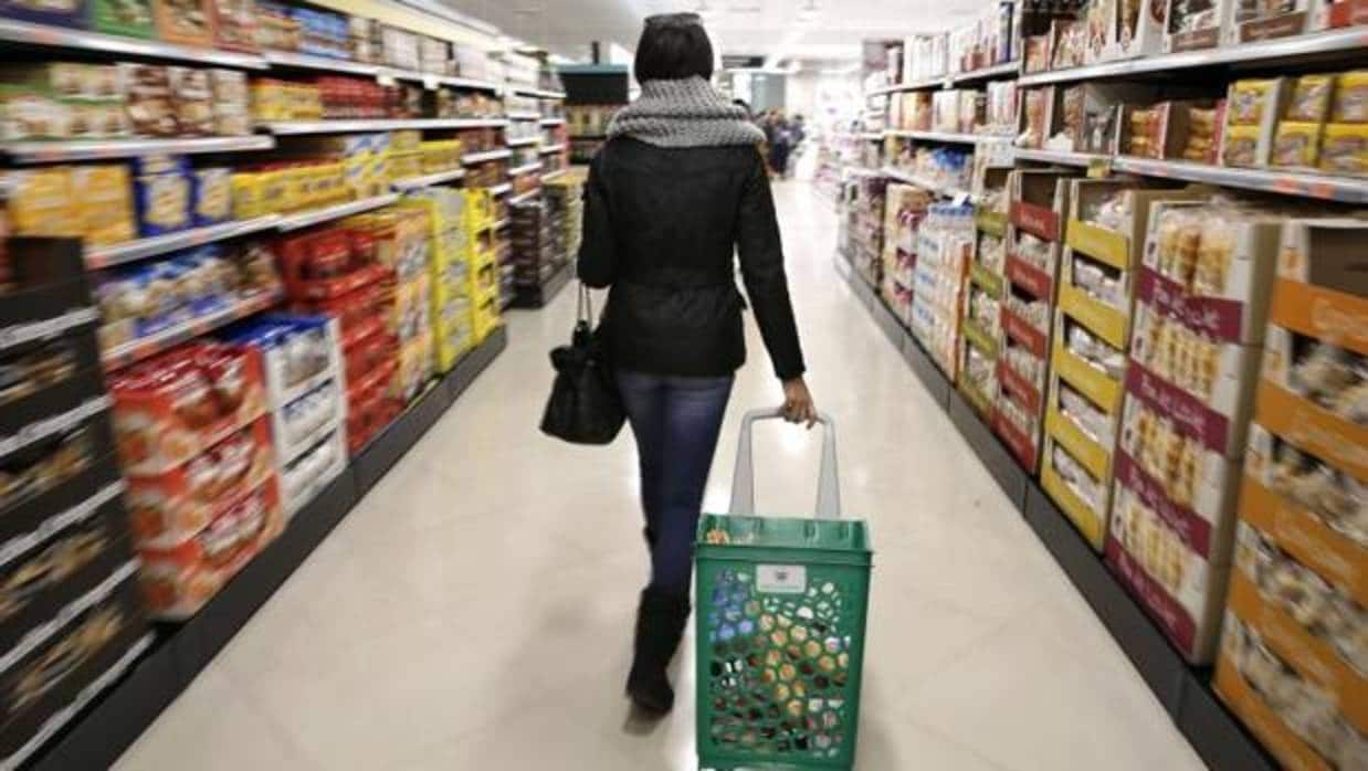 Una consumidora hace la compra en un supermercado valenciano
