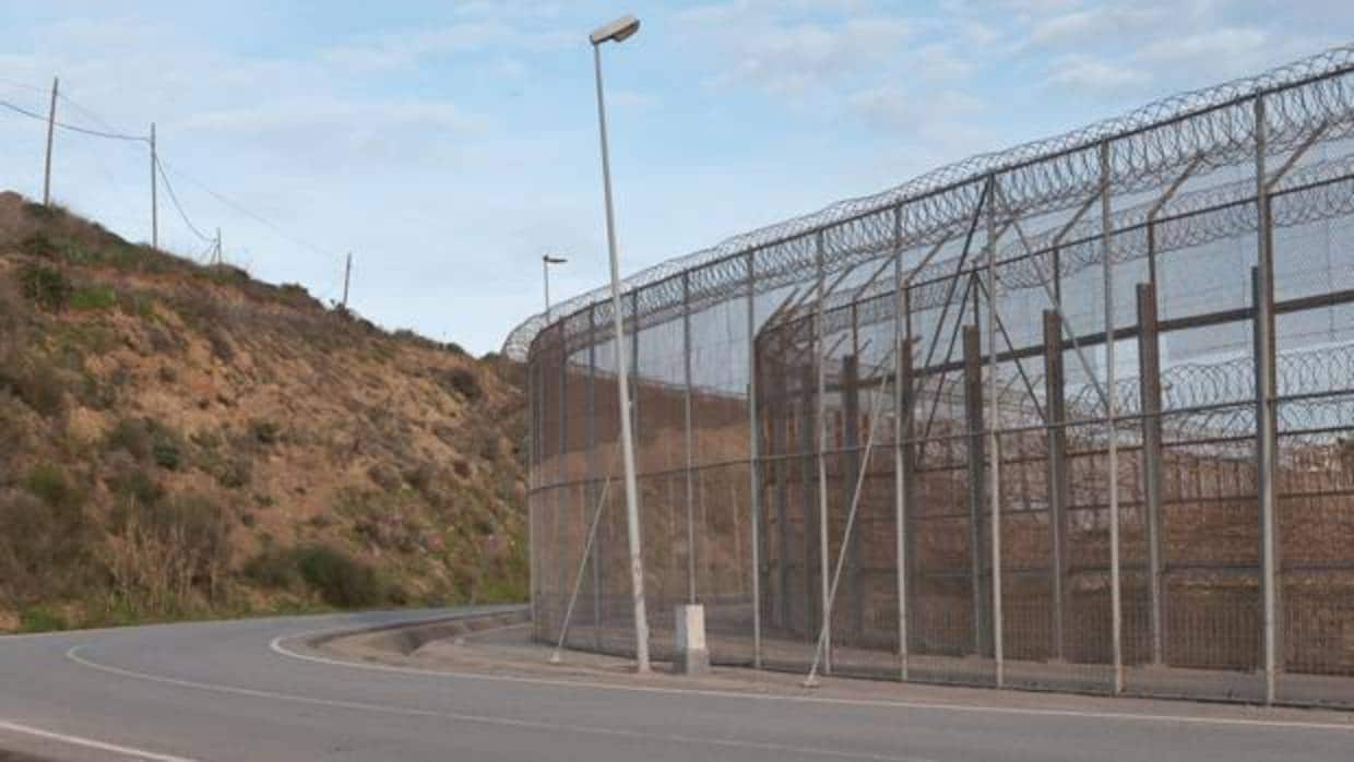 Medio centenar de inmigrantes intentan saltar la valla de Ceuta
