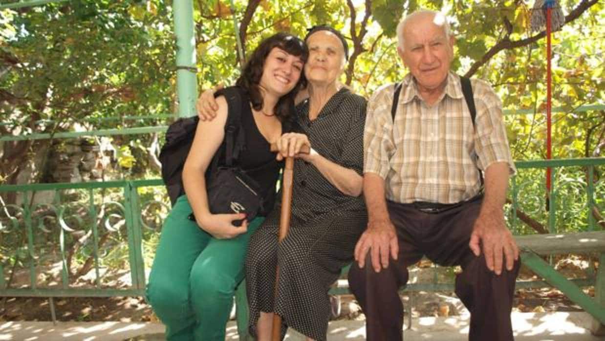 Virginia Mendoza, en una visita a una aldea de Armenia, donde vivió durante años
