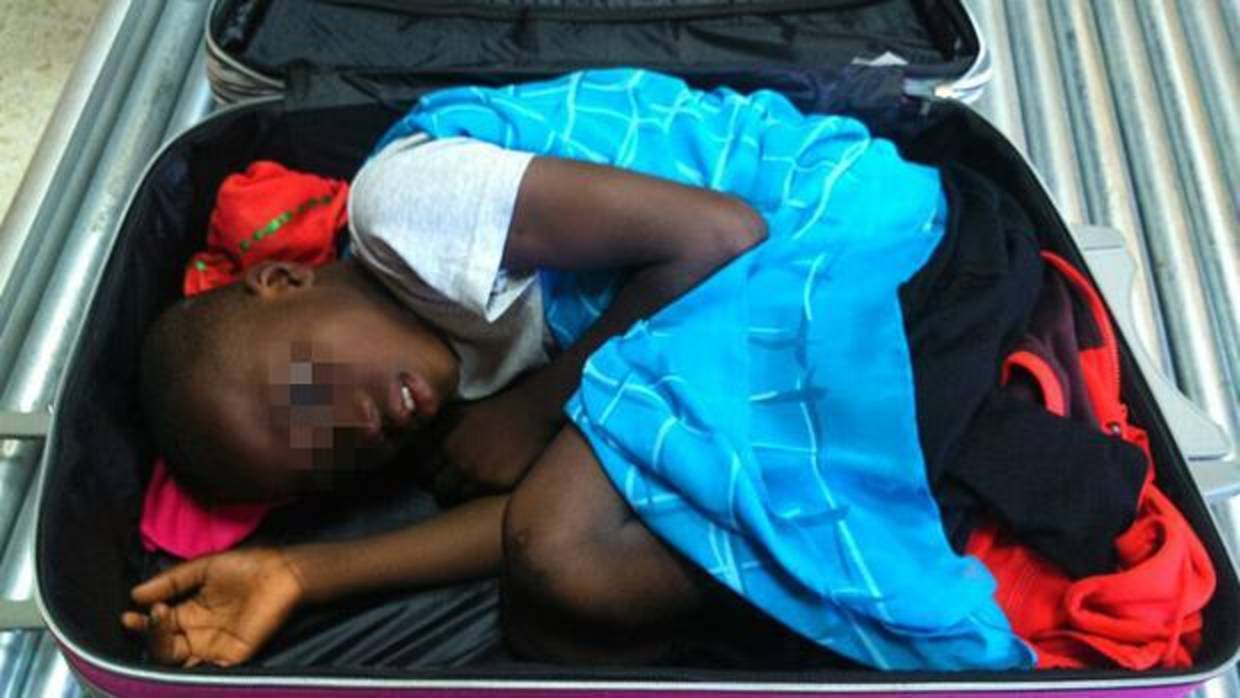 Imagen del «niño de la maleta», cuando fue interceptado en Ceuta