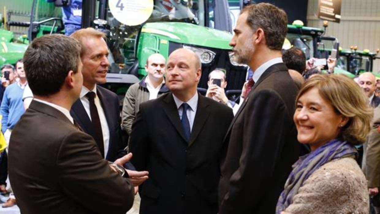 Don Felipe intercambió impresiones con expositores de FIMA (en la imagen, junto a la ministra de Agricultura, Isabel García Tejerina)