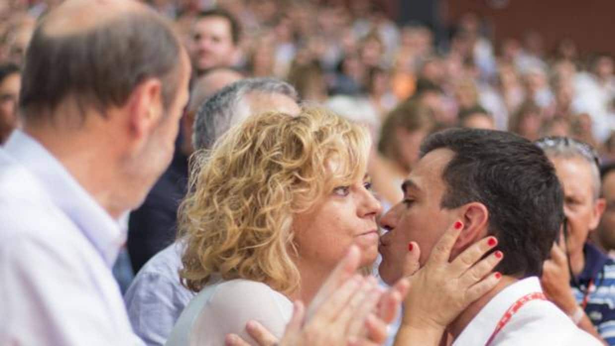 Pedro Sánchez besa a Elena Valenciano en 2014