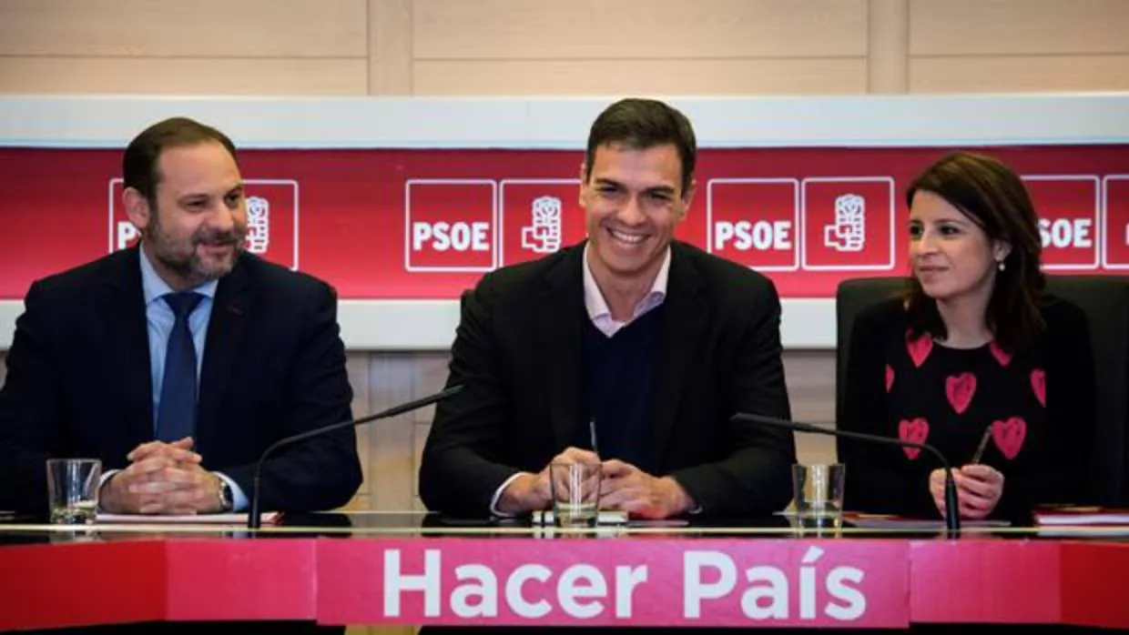 El secretario general del PSOE, Pedro Sánchez, junto a Adriana Lastra y José Luis Ábalos