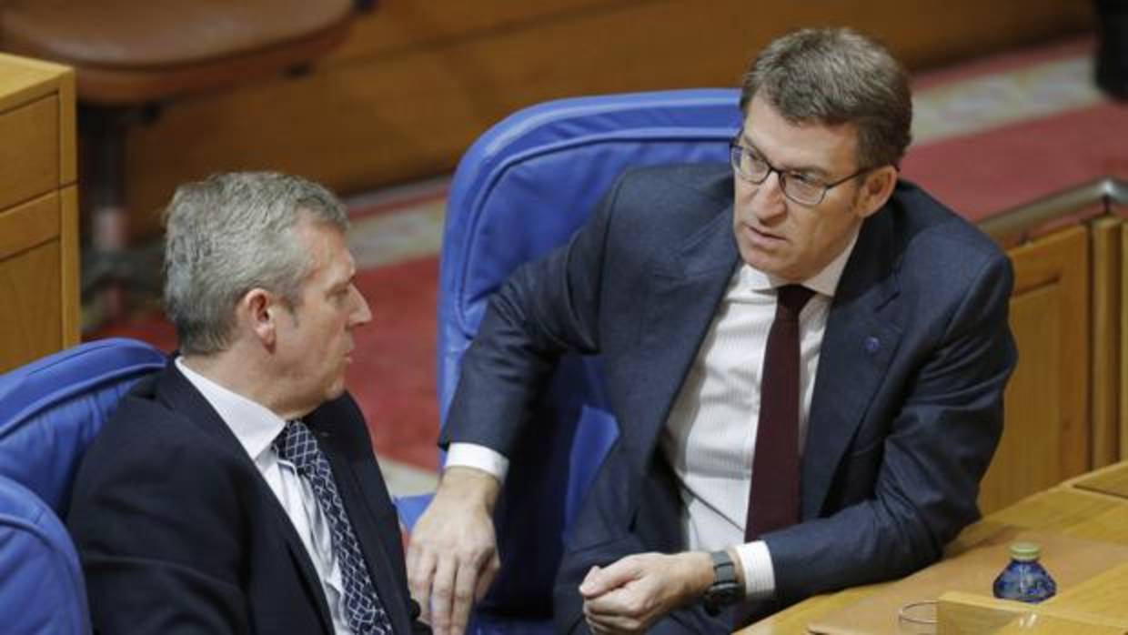 Feijóo, con el vicepresidente, Alfonso Rueda, en el hemiciclo del Parlamento