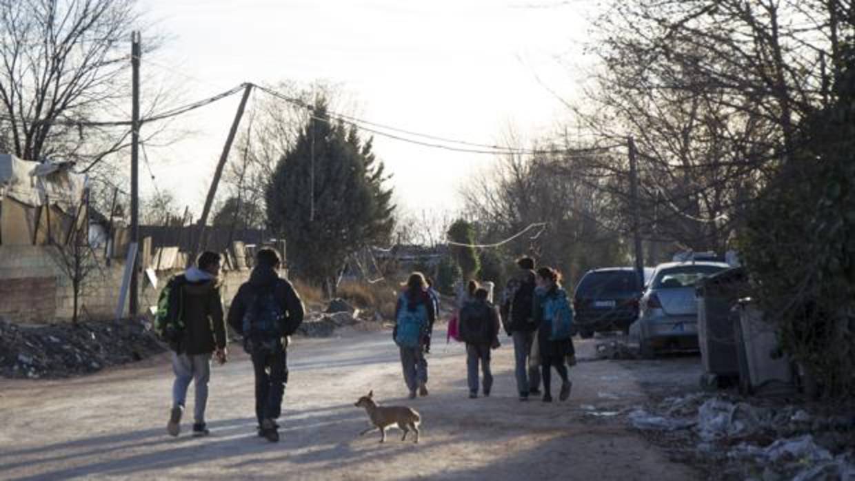 Un grupo de menores camina por el poblado chabolista de Valdemingómez