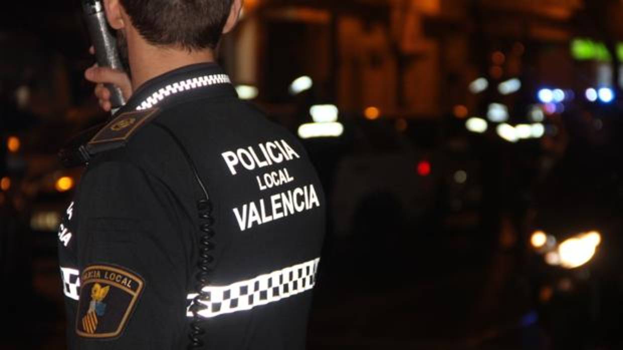 Un policía local de Valencia durante una intervención