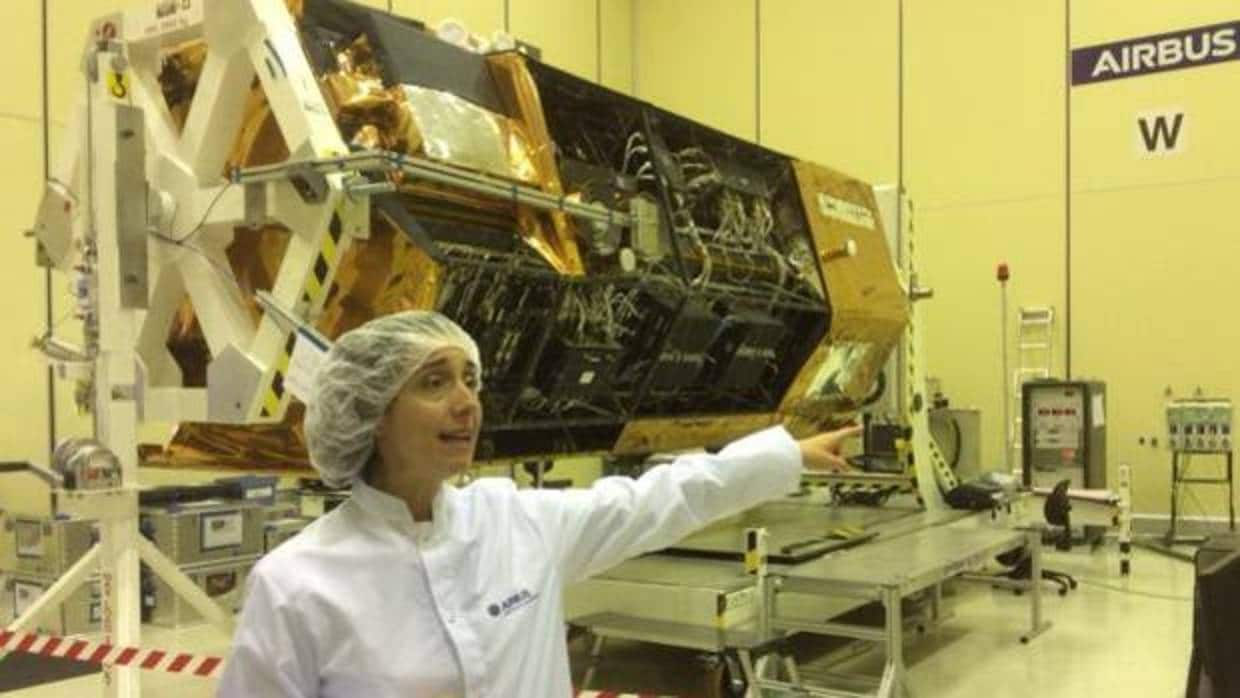 Mar Fernández, directora comercial de Space Systems de Airbus, explica las funciones del satélite PAZ
