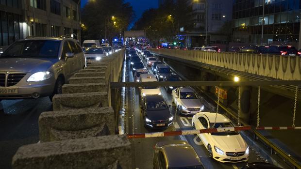 Velocidad limitada a 30 km/h en el túnel de María de Molina por el hundimiento de alcantarillas