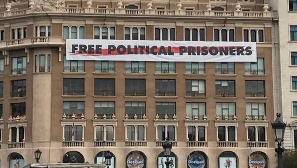 Edificio en la plaza de Cataluña de Barcelona con la pancarta denunciada por el PP