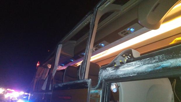 Doce heridos en un accidente entre un autobús con 55 pasajeros y un camión