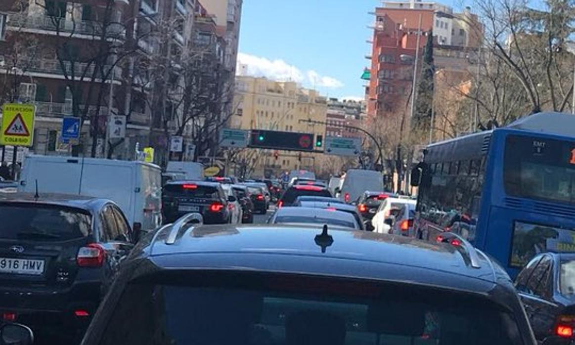 El túnel de Cristo Rey sufrió el miércoles un nuevo corte por daños en el falso techo y riesgo de desprendimiento, en sentido a la A-6. El tráfico se vio afectado desde las 12.40 hasta que se subsanó pasadas las 13.30 h.