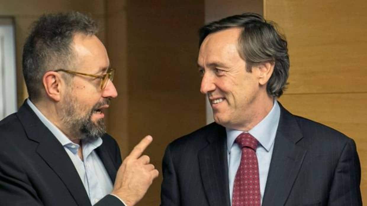 Juan Carlos Girauta y Rafa Hernando ayer en una reunión en el Congreso