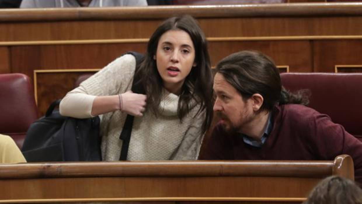 La portavoz de Podemos, Irene Montero, junto al secretario general de la formación, Pablo Iglesias, esta mañana en sus escaños