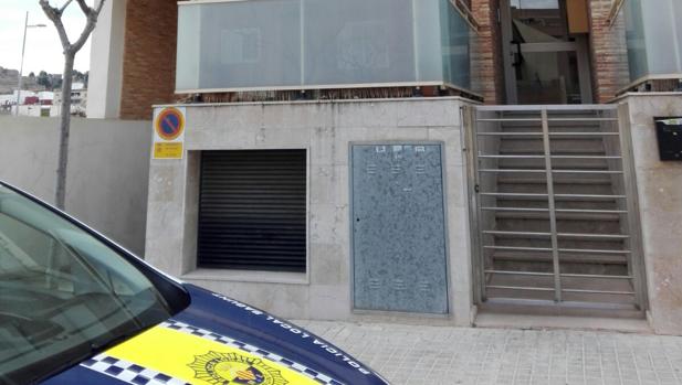 La Policía rescata en Sagunto a una niña de once meses que se había quedado sola y encerrada en su casa