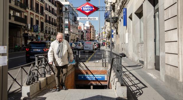 Aviso de Metro a Carmena: no cerrará los accesos de Antón Martín en Atocha