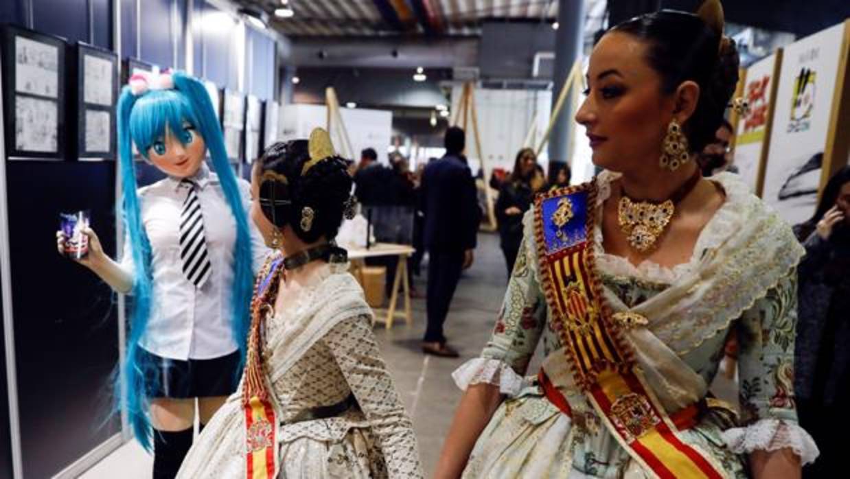 Una «Cosplayer» saluda a las falleras mayores de Valencia en la primera Heroes Comic Con de Valencia