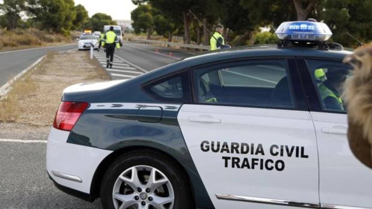 Imagen de un control de la Guardia Civil de Tráfico