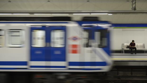 Cuatro jóvenes asaltan la cabina de un vagón de Metro en pleno viaje