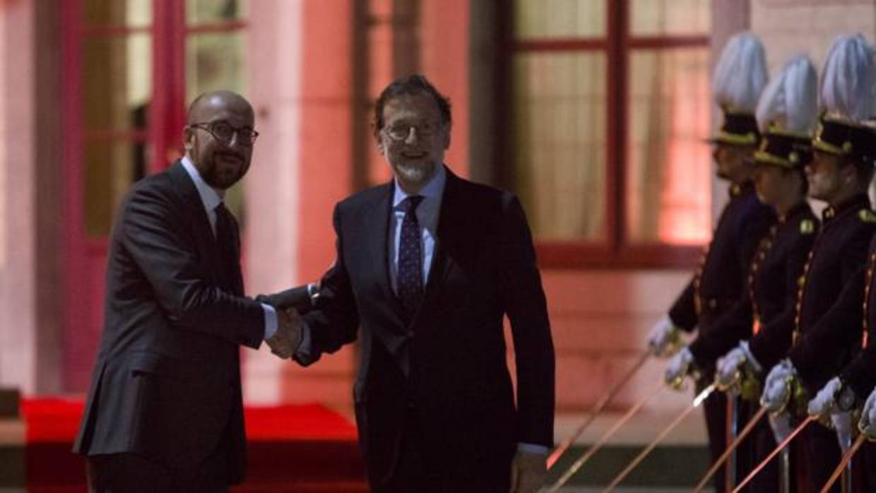 El primer ministro belga,, Charles Michel, invitó al presidente del Gobierno, Mariano Rajoy, a la cena de socios europeos