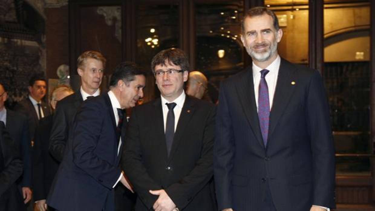 El Rey y Puigdemont, el año pasado en la cena inaugural del MWC