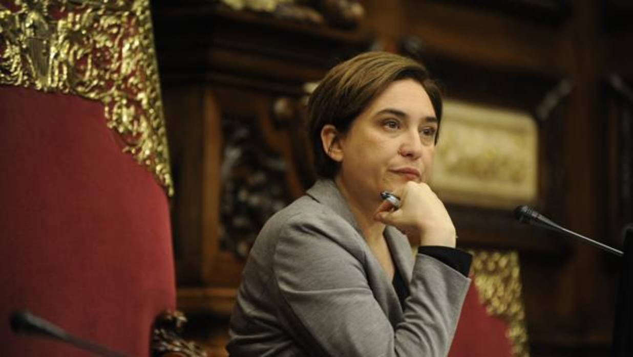 Torrent, ayer con la decana del Colegio de Abogados de Barcelona, Maria Eugenia Gay, a su llegada al acto