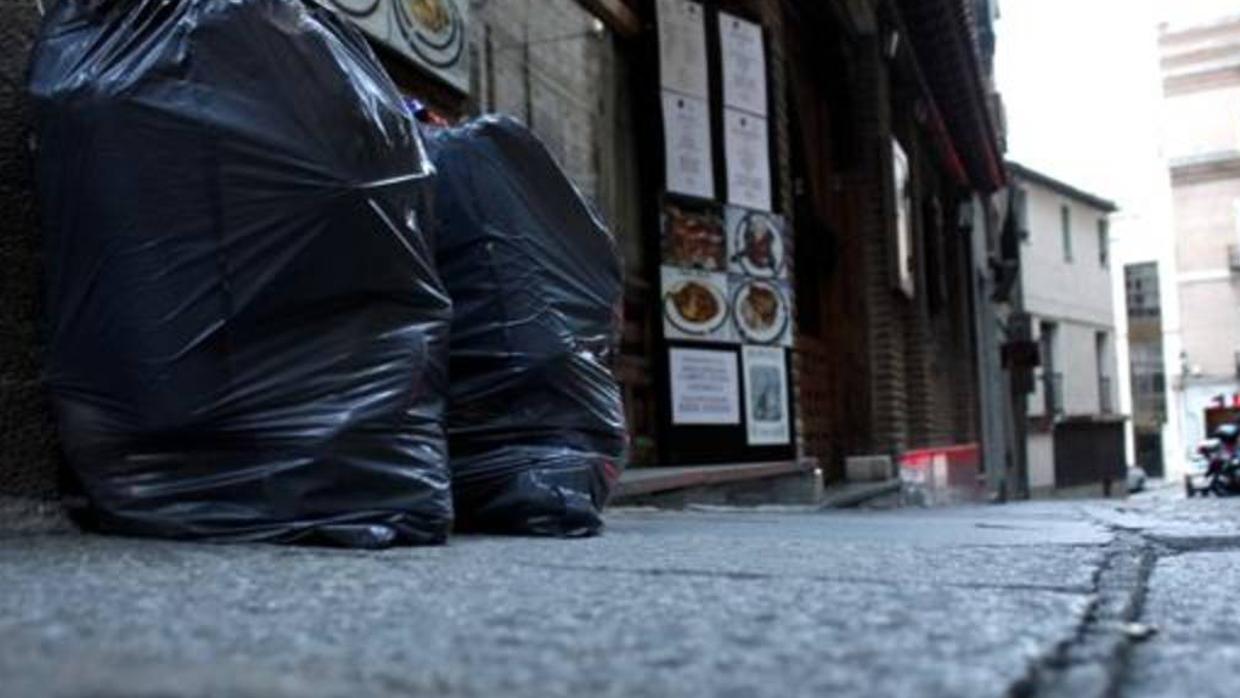 Bolsas de basura en la calle Horno de los Bizcochos