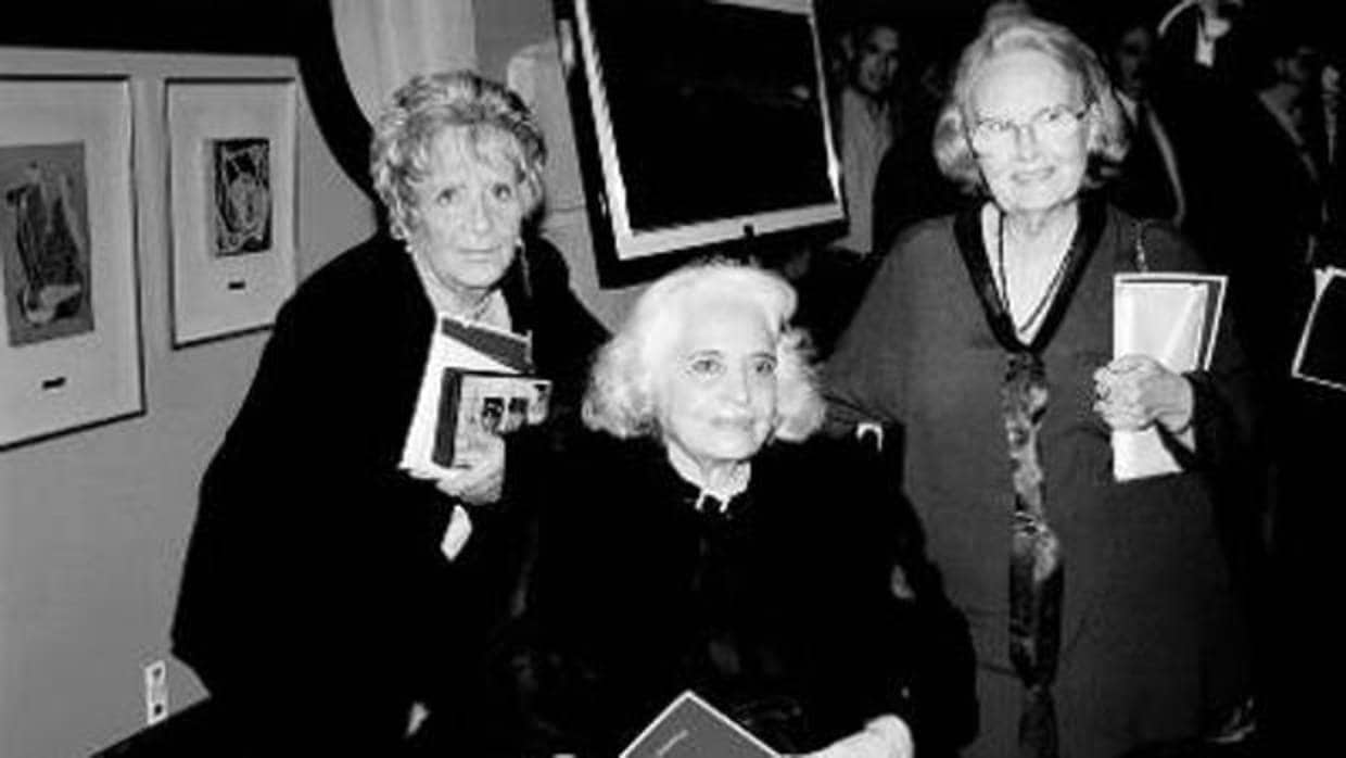 Lola Masieu, Jane Millares y Pino Ojeda, sentada