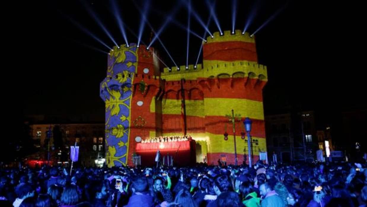 Las Torres de Serranos durante la tradicional Crida que da comienzo a las Fallas de Valencia