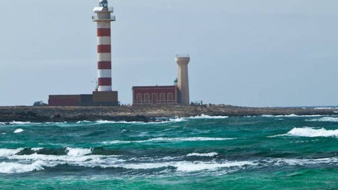 Oleaje en el faro de El Tostón, en el Parque Natural de Corralejo (Fuerteventura)