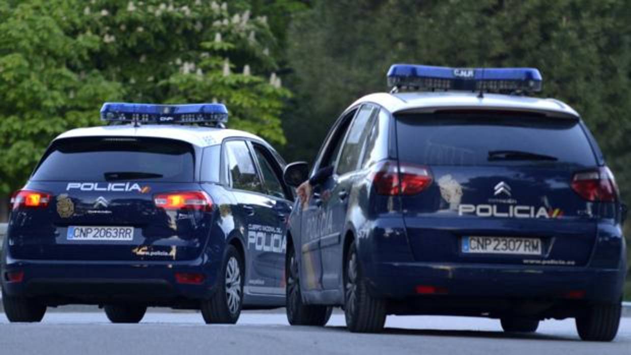 Dos coches de la Policía Nacional, en una imagen de archivo