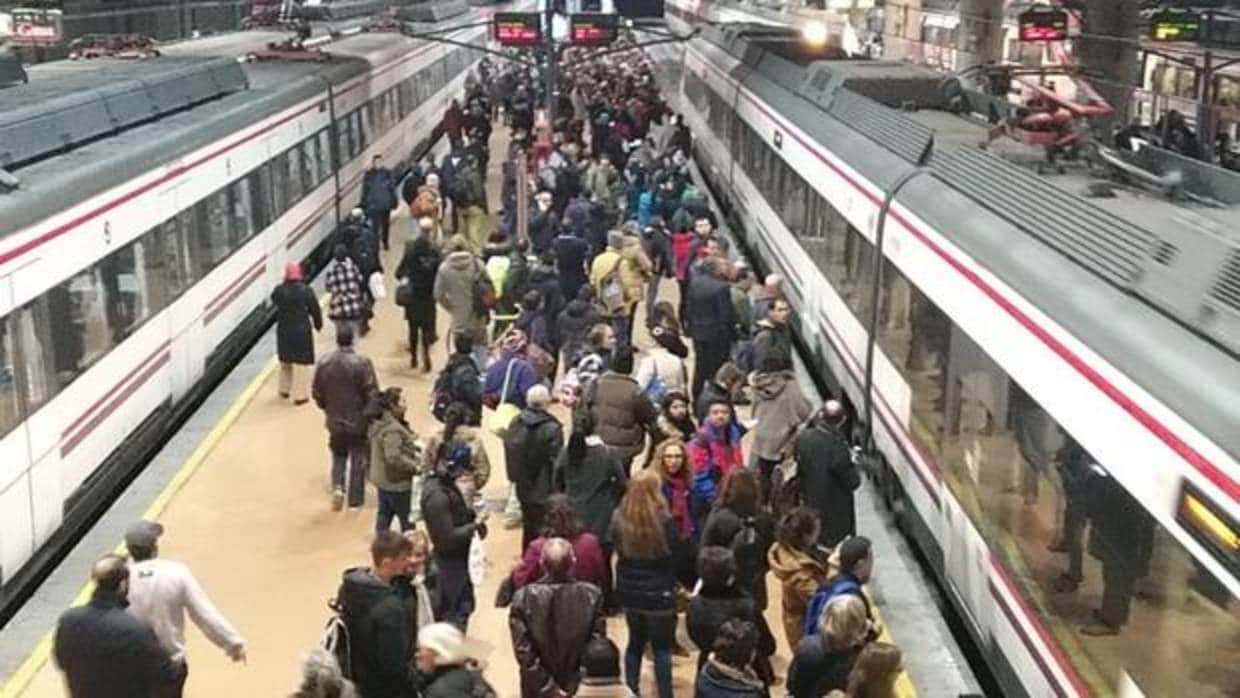 Decenas de pasajeros se agolpan junto a un tren en la estación de Atocha, en una imagen de archivo