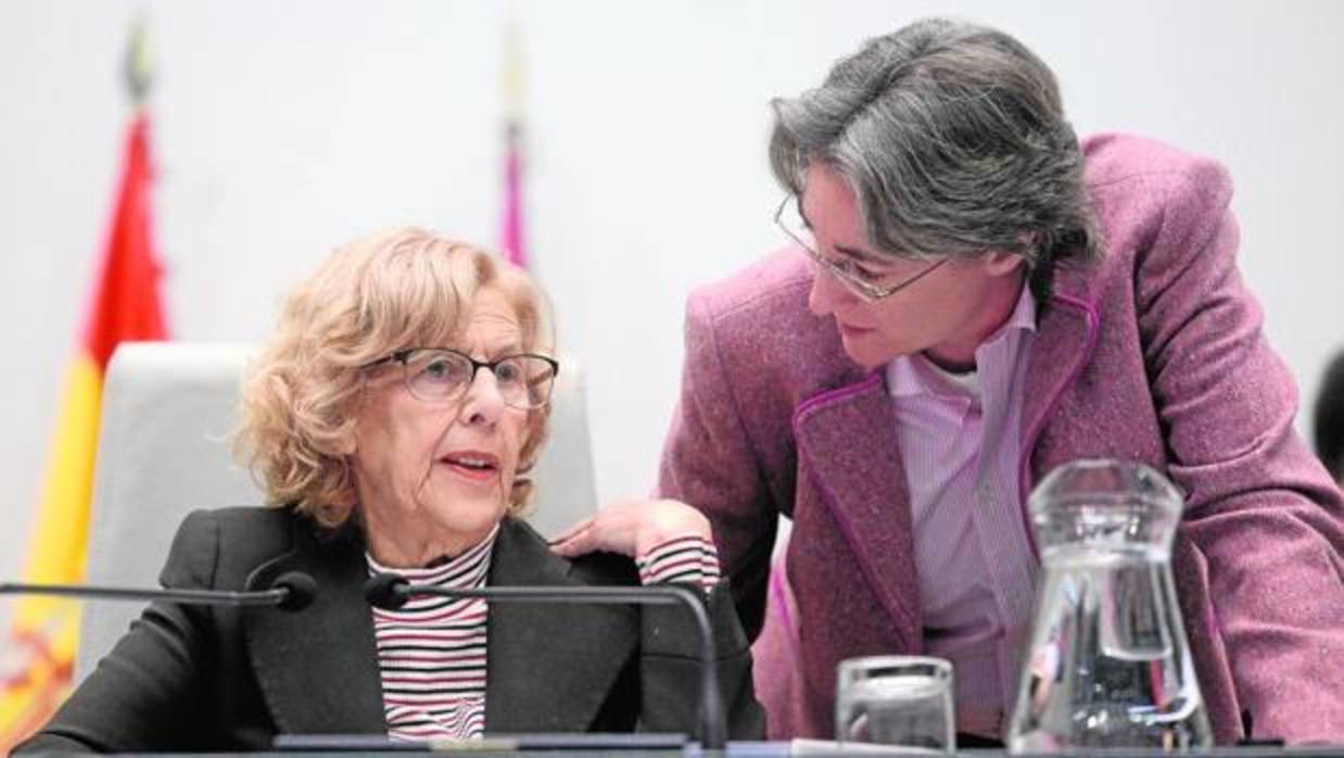 La alcaldesa Manuela Carmena charla con la delegada Marta Higueras, en un momento del Pleno