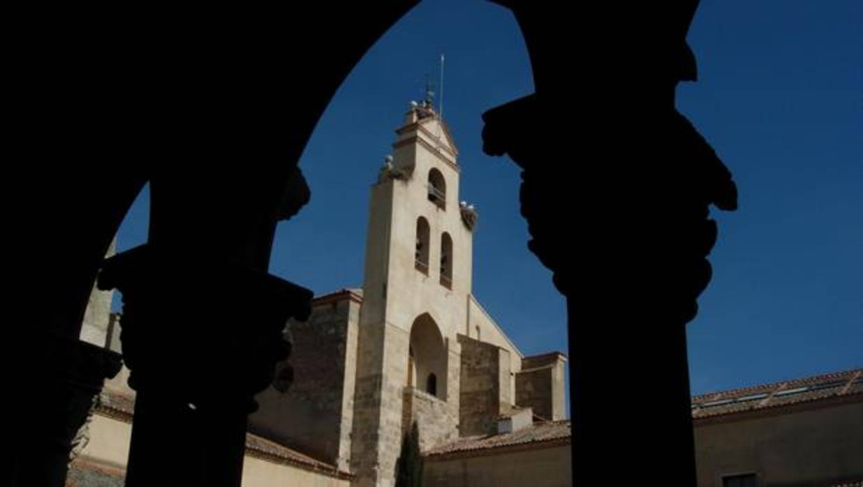 Claustro e iglesia de Santa María la Real de Nieva