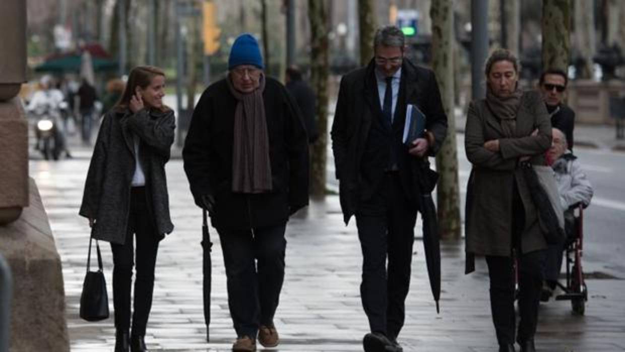 Montull, el segundo por la izquierda, llegando a la Audiencia de Barcelona