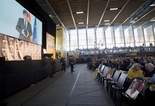 Proyección de un video del expresidente de la Generalitat Carles Puigdemont durante la asamblea general de la ANC