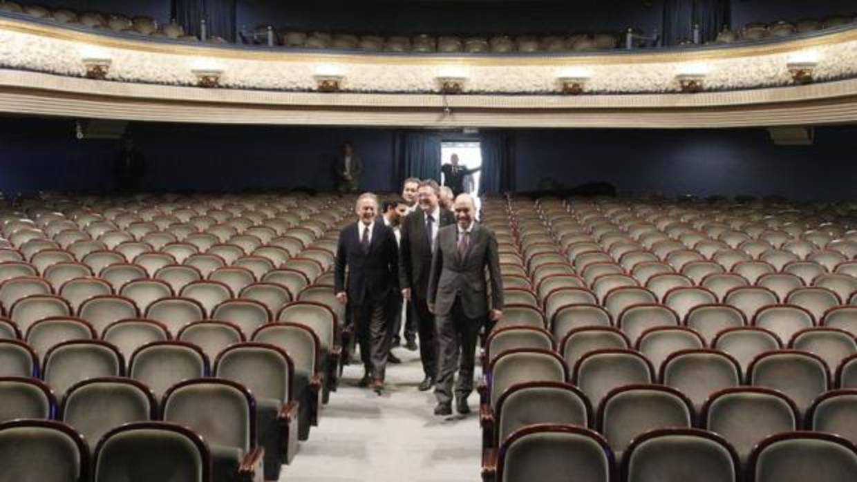 El alcalde de Alicante, con el presidente de la Generalitat y el representante del Banc Sabadell, este martes en el Teatro Principal de Alicante