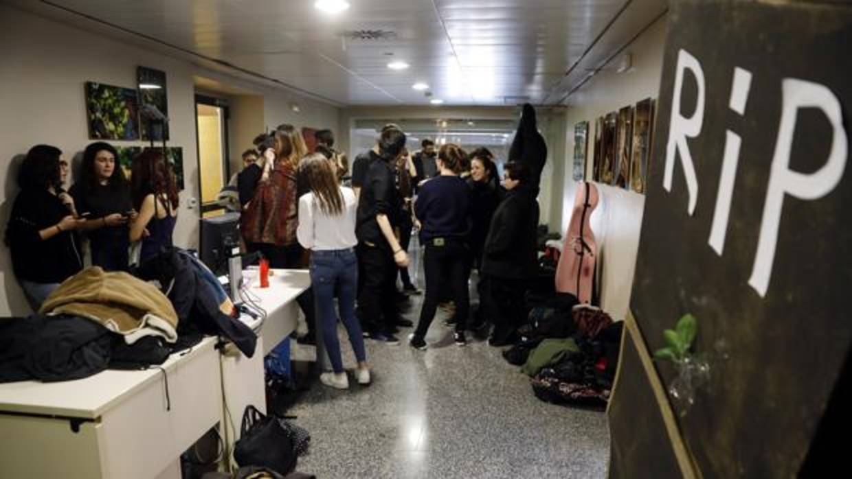 Alumnos concentrados en el rectorado de la UV, este martes