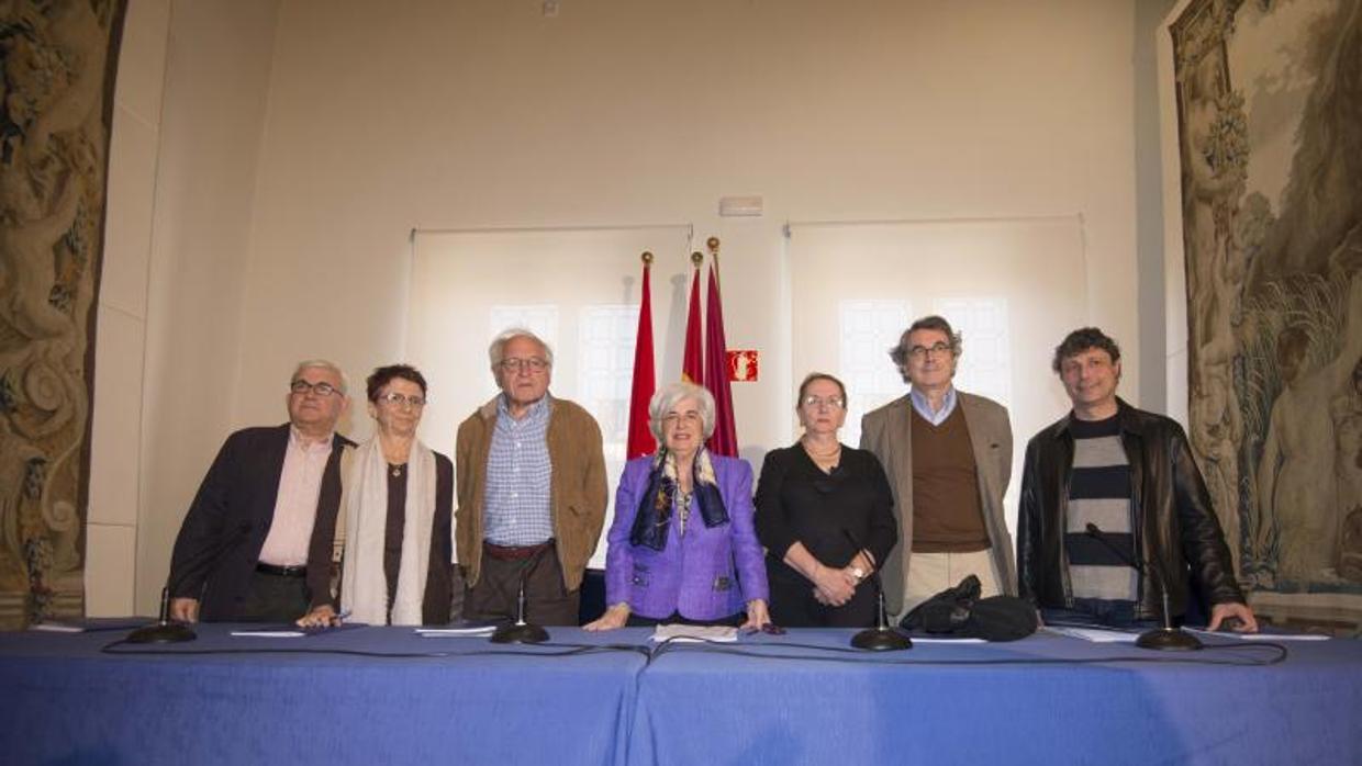 De izquierda a derecha, Octavio Ruiz-Manjón, Teresa Arenillas, José Álvarez, Paca Sauquillo, Amelia Valcárcel, Andrés Trapiello y Santos Urías